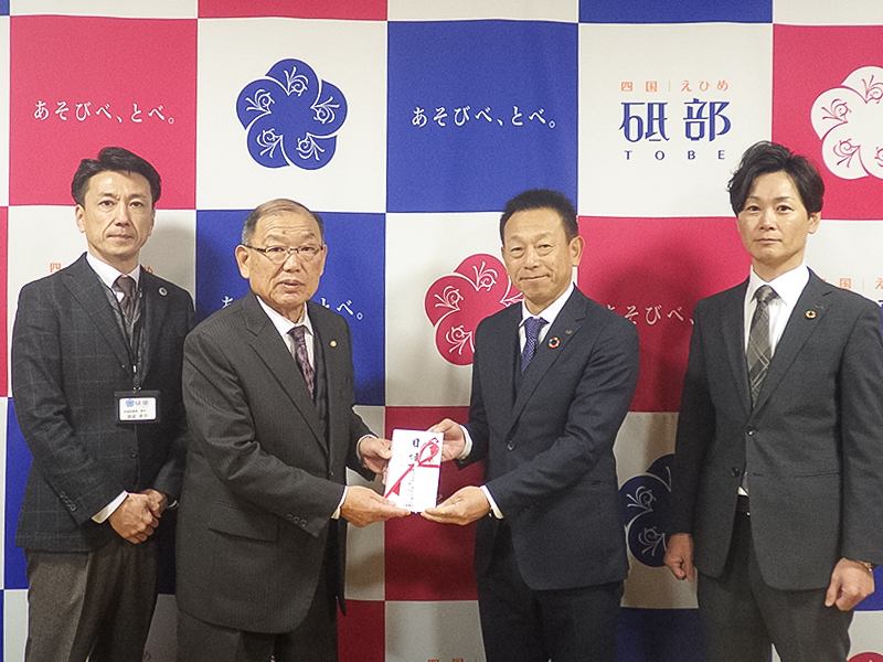 左中/砥部町佐川町長様、右中/代表取締役 社長 松本裕仁、右/取締役 義野真一